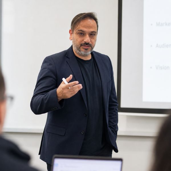 Alessandro Perna formatore durante un workshop aziendale