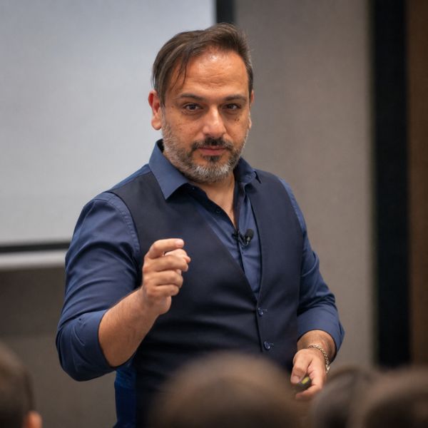 Alessandro Perna docente durante una lezione di social media marketing