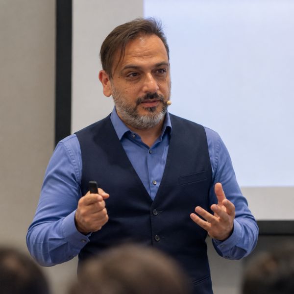 Alessandro Perna durante una sessione di didattica interattiva
